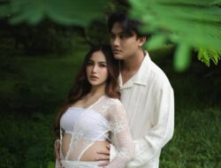 Mahalini Hamil, Foto Maternity Bareng Rizky Febian Perlihatkan Baby Bump: Little ⭐️ In My Belly