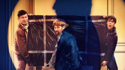 Salah satu adegan di film Modal Nekad yang bercerita tentang aksi tiga bersaudara di rumah kosong milik gembong mafia. Aksi untuk bayar utang ayah ini malah berujung membahayakan nyawa ketiga saudara itu. (Starvision/Pabrik Cerita)