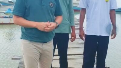 Ketua DPRD Jepara Agus Sutisna (depan) didampingi nelayan melihat secara langsung Dermaga Nyamplungan Karimunjawa yang kondisinya memprihatinkan. (Foto:Ist)