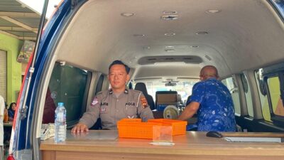 Anggota Satlantas Polres Jepara siaga di mobil layanan Samsat Keliling. (Foto: Dok Satlantas Polres Jepara)