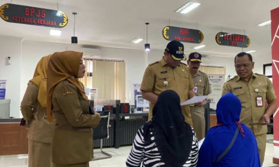 Warga Keluhkan Antrean di BPJS Kesehatan Jepara, Ini yang Dilakukan Plh Bupati Gus Hajar 