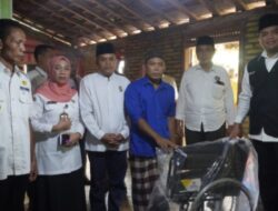 Warga Bulungan Korban Angin Kencang Terima Bantuan, Gus Wabup Juga Serahkan Kursi Roda