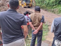 Akses Jalan Dukuh Duplak dan Petung Desa Tempur Jepara Terputus, Tertutup Material Longsoran Tebing 15 Meter