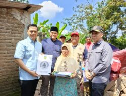 Derita Mbah Darwati, Janda Lansia Perawat Anak Disabilitas Rumahnya Roboh Seiring Hujan di Klepu, Mas Bupati Wiwit Satset Lakukan Ini