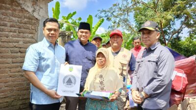 Derita Mbah Darwati, Janda Lansia Perawat Anak Disabilitas Rumahnya Roboh Seiring Hujan di Klepu, Mas Bupati Wiwit Satset Lakukan Ini