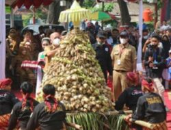 4000 Kupat Lepet Meriahkan Pesta Lomban 2025, Diperebutkan di Pantai Kartini