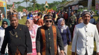 Ribuan Warga Meriahkan Kirab Ancak dan Budaya Desa Kecapi, Ada Sendratari Ratu Kalinyamat Hingga Patung Ikan Asap