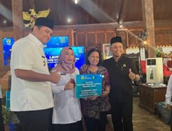 Semringahnya Tri Wahyuning Terima Kartu Kader Kesehatan Sejahtera, Diberikan Kepada 7.227 Kader Posyandu di Jepara