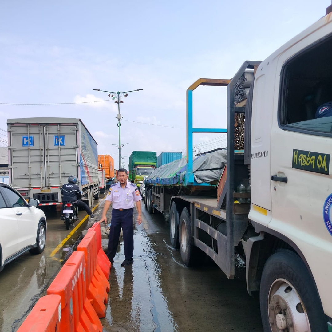 Bikin Macet di Sayung Demak, Pemprov Jateng Tutup U-Turn Median Jalan di Depan Pabrik Polytron