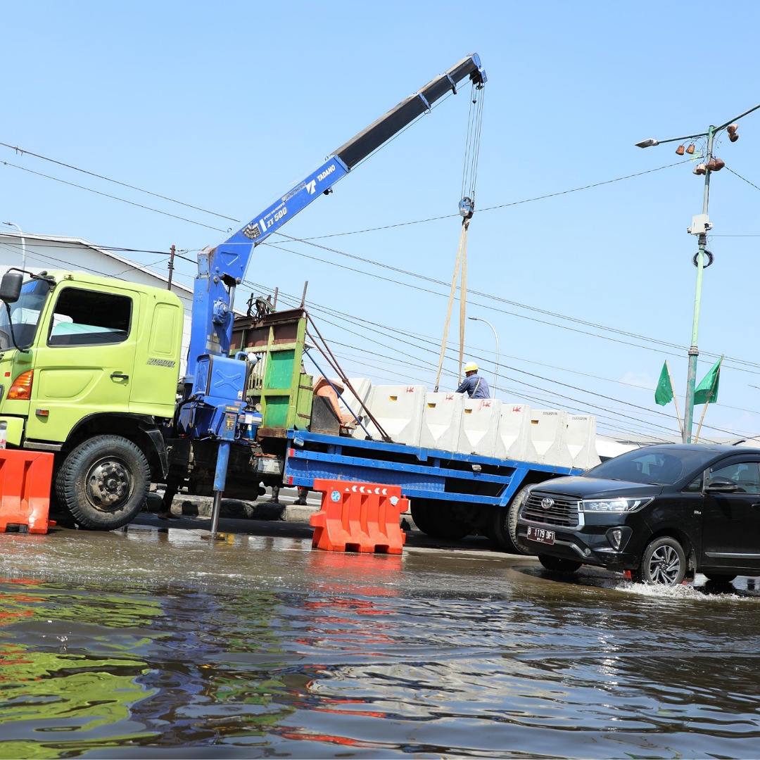 Penutupan U -Turn Depan Polytron Demak Diperkuat Beton, Urai Macet Rob di Sayung