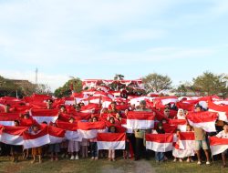 Detik-detik Ratusan Bendera Merah Putih Dibentangkan di Alun-alun Jepara