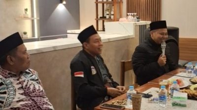 Kepala Kantor Kemenag Jepara Akhsan Muhyiddin, Rais Syuriah PCNU Jepara KH Khayatun Nufus dan elemen lainnya saat rapat persiapan HSN 2025, baru-baru ini.