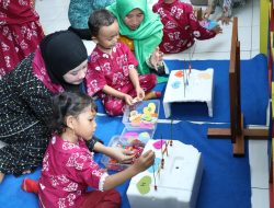 Momen Nawal Yasin Sambangi PAUD Semai Jepara, Senam Bareng Siswa Hingga Bagikan Alat Sekolah