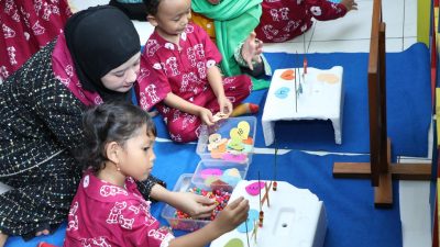 Momen Nawal Yasin Sambangi PAUD Semai Jepara, Senam Bareng Siswa Hingga Bagikan Alat Sekolah