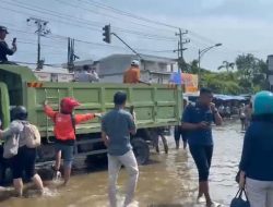 Warga Terdampak Banjir Semarang-Denak Diangkut Pakai Truk, Pompa Kali Tenggang Dicek 