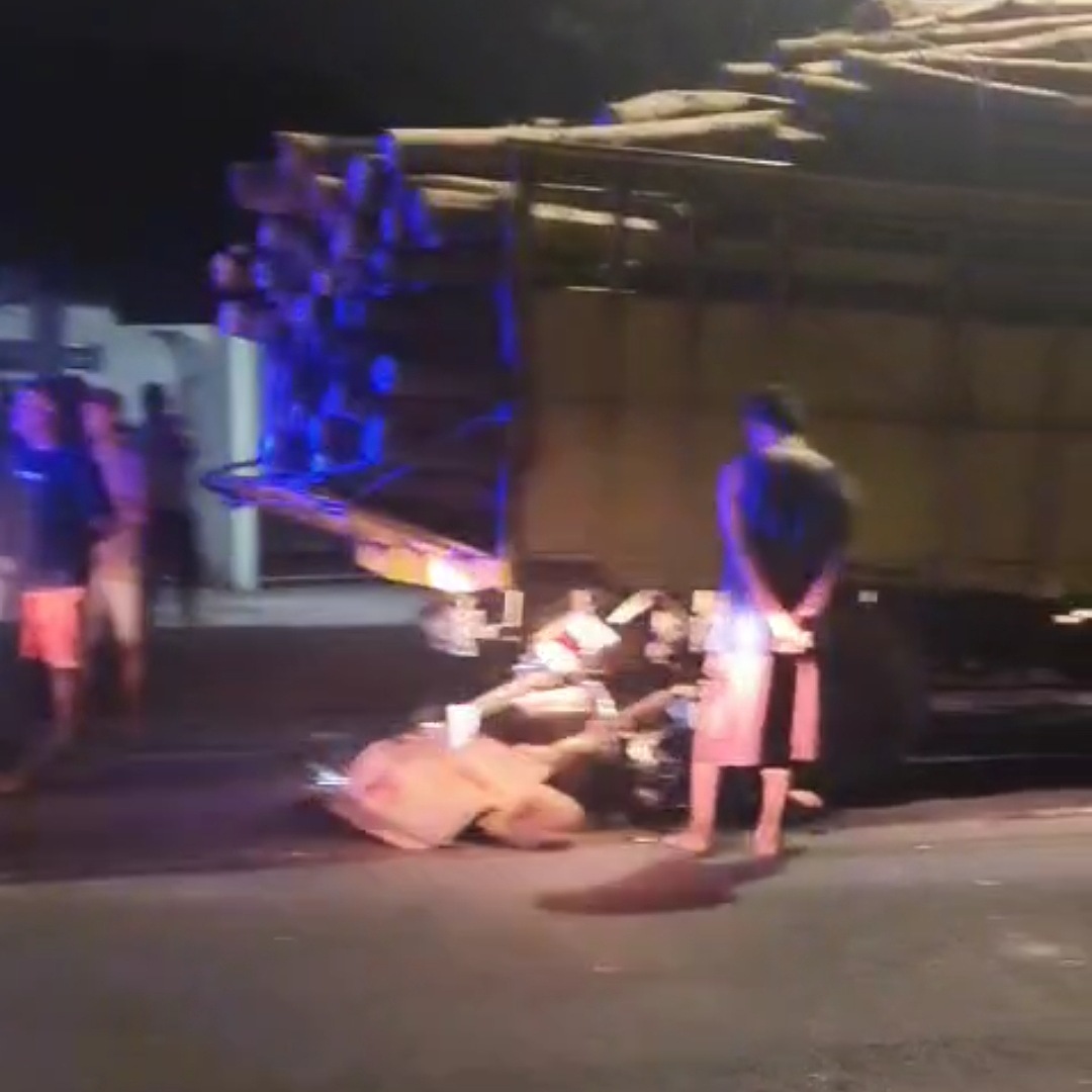 Detik-detik Truk yang Parkir untuk Ganti Ban Diseruduk Honda Beat di Tahunan Jepara, Ini Akibatnya