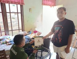 Senyum Semringah Senimah, Penderita Tumor Usus Asal Srobyong Terima Bantuan Kursi Roda