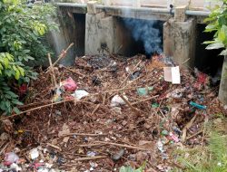 PENAMPAKAN Sungai di Kedung yang Penuh Tumpukan Sampah, Bupati Instruksi Seluruh Kecamatan Kerja Bakti Massal