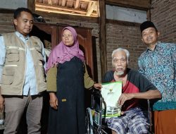 Tangis Haru 2 Lansia Kedung, Terima Bantuan Kursi Roda dari BAZNAS Jepara