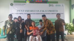 Penyandang disabilitas Masrukhan menerima bantuan sembako dari Kepala Kantor Kementerian Agama Kabupaten Jepara H. Akhsan Muhyiddin dalam rangka HAB Ke-80 Kemenag RI.