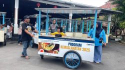 Lansia Suwarsono dan Puluhan UMKM Semringah Terima Bantuan Gerobak dan Tenda, Diserahkan DPR dan Bupati Jepara