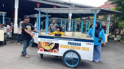 Lansia Suwarsono dan Puluhan UMKM Semringah Terima Bantuan Gerobak dan Tenda, Diserahkan DPR dan Bupati Jepara