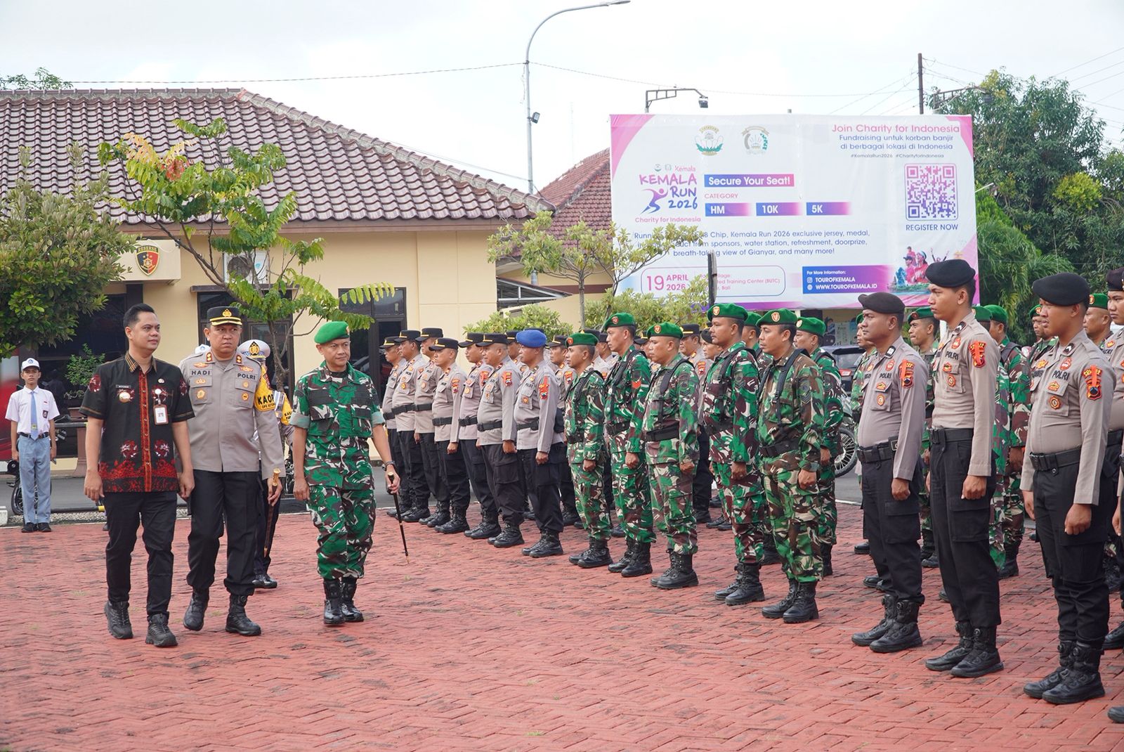 Kegiatan apel tersebut diakhiri dengan pemusnahan minuman keras (miras) sebagai bentuk komitmen aparat dalam menjaga keamanan dan ketertiban masyarakat menjelang perayaan Idulfitri di Kabupaten Jepara