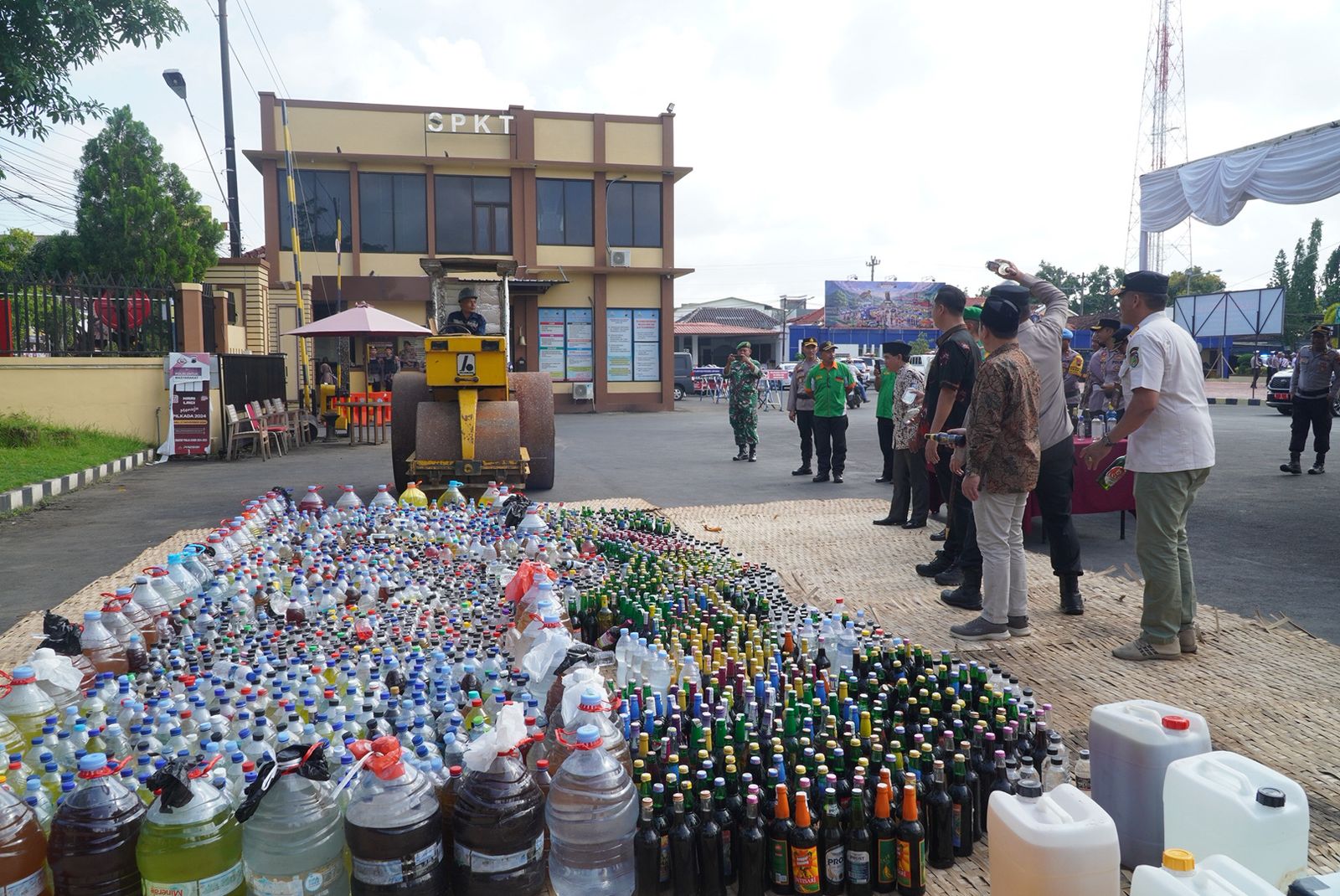 Kegiatan apel tersebut diakhiri dengan pemusnahan minuman keras (miras) sebagai bentuk komitmen aparat dalam menjaga keamanan dan ketertiban masyarakat menjelang perayaan Idulfitri di Kabupaten Jepara