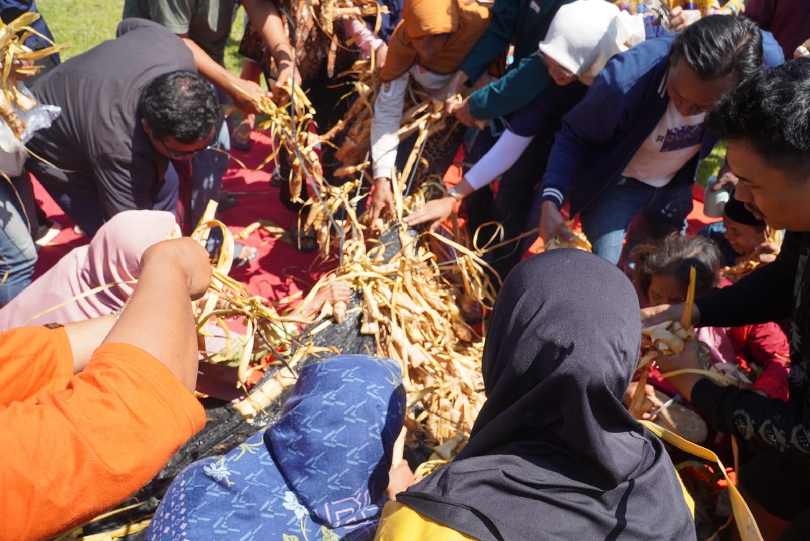 15 Menit, Ribuan Kupat Lepet Ludes Diserbu Warga, Puncak Pesta Lomban 2026 di Pantai Kartini Meriah