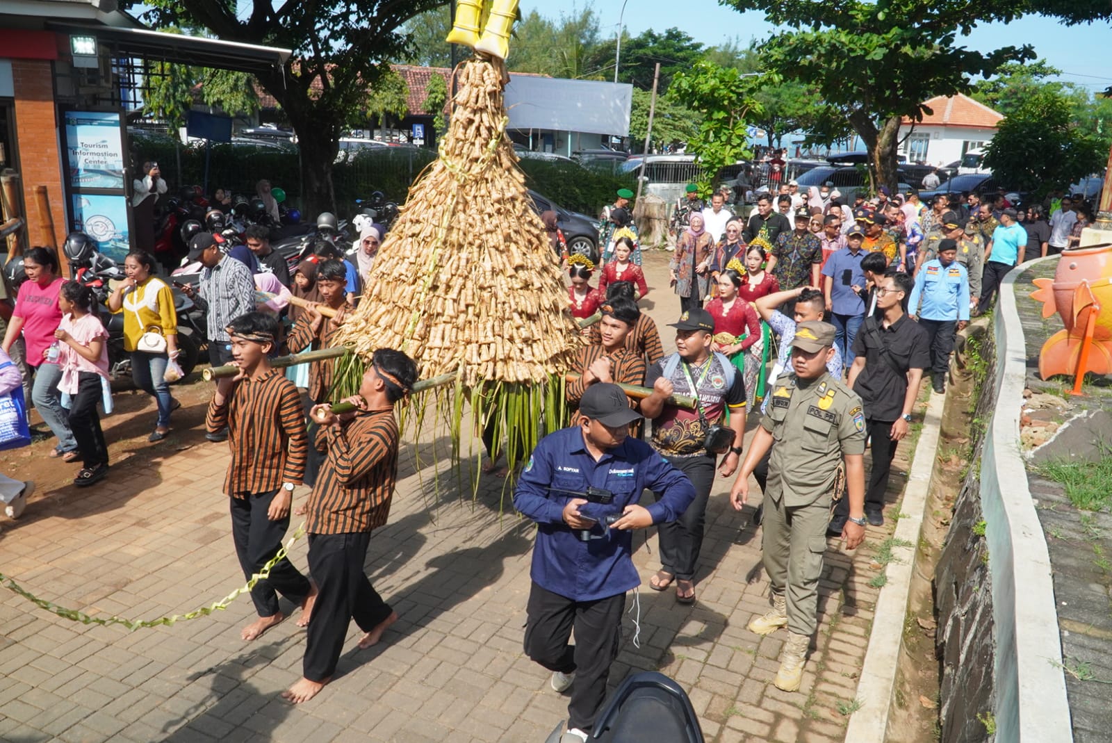 15 Menit, Ribuan Kupat Lepet Ludes Diserbu Warga, Puncak Pesta Lomban 2026 di Pantai Kartini Meriah