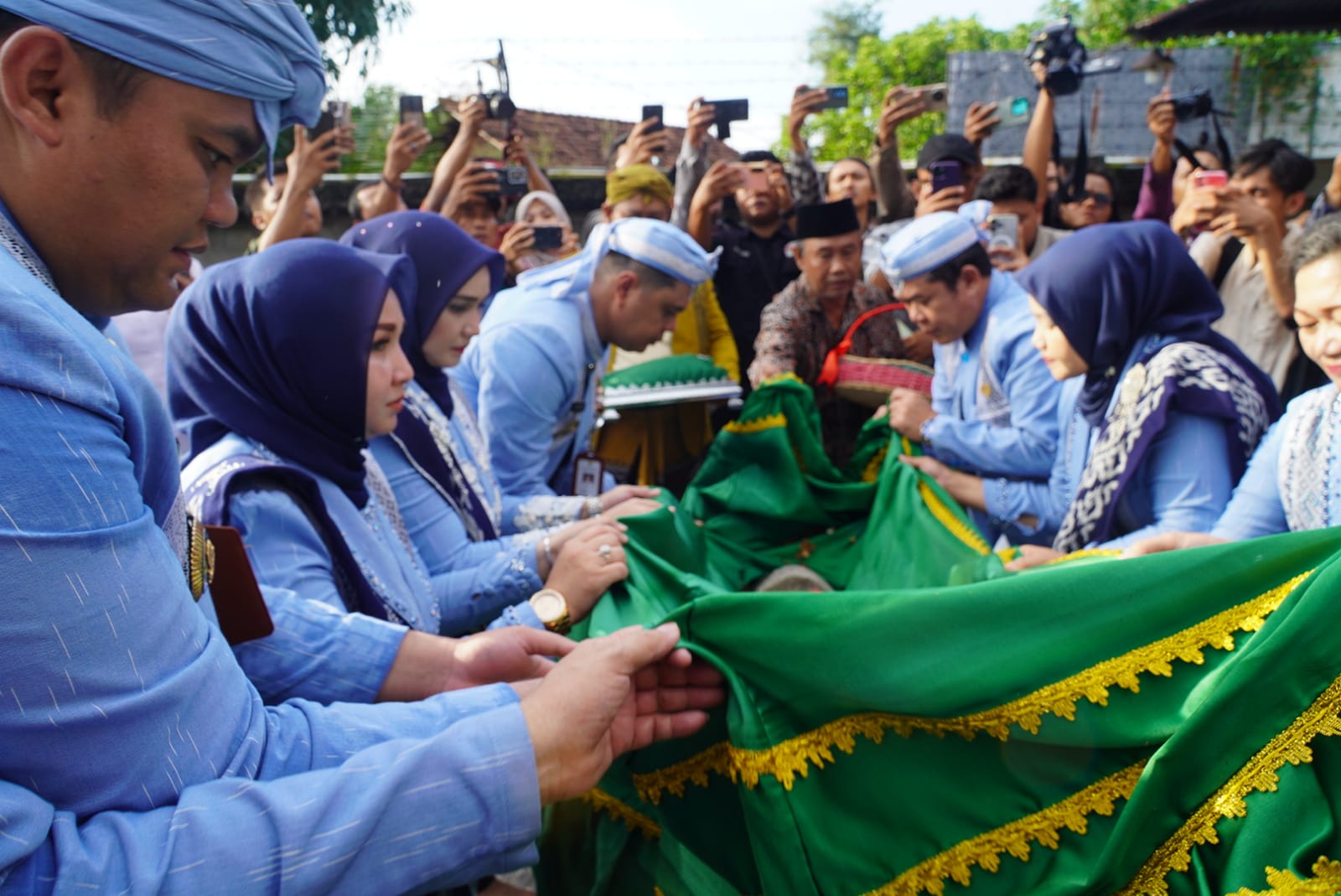 Ribuan Warga hingga Bule Meriahkan Kirab Buka Luwur Ratu Kalinyamat, Ini Kata Bupati Jepara