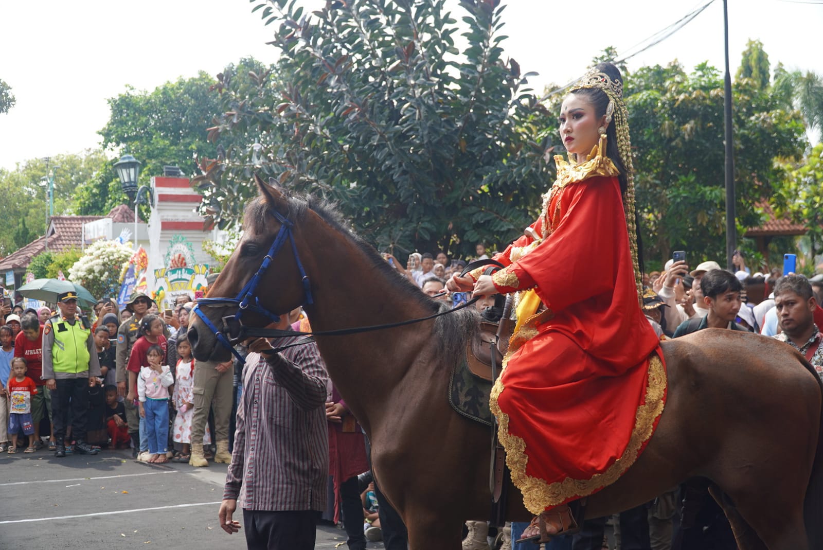 Ribuan Warga hingga Bule Meriahkan Kirab Buka Luwur Ratu Kalinyamat, Ini Kata Bupati Jepara