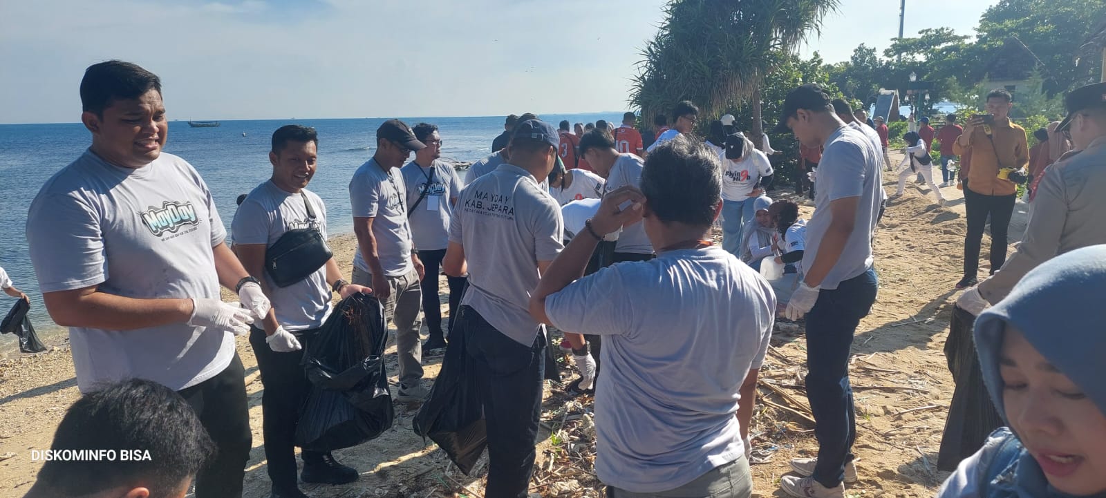 CARA Asyik Buruh di Jepara Peringati May Day, Mulai Bersih Pantai Hingga Baksos