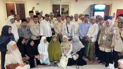 MAKKAH - Tim Pengawas (Timwas) Haji 2026 menerima aduan dari jemaah asal Indonesia jelang puncak haji 1447 H. Aduan tersebut beragam mulai dari adanya jemaah haji yang belum menerima kartu nusuk, kamar yang diisi 5 jemaah hingga masakan yang belum sepenuhnya sesuai dengan lidah jemaah Indonesia. Aduan ini disampaikan jemaah haji saat Wakil Ketua Timwas Haji 2026 H Abdul Wachid mengunjungi Hotel 502 Sektor 5 Makkah, Selasa (19/5) malam WAS. Abdul Wachid yang juga Wakil Ketua Komisi 8 DPR RI ini didampingi Irjen Kemenhaj Dendi Suryadi mendatangi sejumlah kamar jemaah haji di sektor 5 Makkah. Mereka melihat kondisi kamar dan juga berbincang dengan jemaah terkait layanan haji di sektor 5 Makkah yang diisi jemaah haji asal Kabupaten Jepara dan daerah lainnya. Salah satu aduan itu disampaikan oleh Ketua Kloter SOC 39 Sholeh. Ia mencegat Abdul Wachid dan Dendi Suryadi yang sedang melihat kondisi kamar jemaah di Sektor 5 Makkah. Sholeh mengatakan sejak di Madinah hingga bergeser ke Makkah ia belum menerima kartu nusuk. Ia juga sudah melaporkan hal itu ke pihak sektor namun hingga kini identitas digital resmi yang diterbitkan Kementerian Haji dan Umrah Arab Saudi itu belum juga dikantonginya. Sholeh yang juga Ketua Tanfidziyah PRNU Desa Bulungan Pakisaji Jepara ini khawatir tidak bisa masuk ke Arafah saat puncak haji Armuzna yang tinggal 6 hari lagi. "Saya ga berani kemana-mana. Saya hanya berani mantau di area sekitar hotel saja," kata Sholeh. Terkait aduan itu, Abdul Wachid langsung menelpon jajaran Kemenhaj yang mengurusi kartu nusuk. Wakil rakyat asal Gerindra itu ingin memastikan tak ada lagi jemaah haji Indonesia yang belum menerima kartu nusuk seperti yang dialami Sholeh. Selain urusan kartu Nusuk, Abdul Wachid juga menerima aduan soal kamar yang diisi lima jemaah. Aduan ini disampaikan Abdullah. Ia mengadukan soal kamar yang ditempati lima jemaah. Sebab saat sosialisasi di Tanah Air, ia diberi informasi jika tiap kamar bakal diisi empat jemaah haji. "Kemarin di Madinah juga diisi lima jemaah. Kurang nyaman. Kurang longgar, naruh koper saja susah," ujar penghuni kamar 914 ini. Selain di Sektor 5 Makkah, Abdul Wachid dan Timwas Haji DPR RI juga mengunjungi pemondokan haji di hotel Al-hidayah di kawasan Aziziyah Makkah. Jarak hotel Al Hidayah ini paling jauh dari Masjidil Haram dibandingkan sektor lainnya di Makkah. Di lokasi ini, Timwas Haji DPR RI juga menerima masukan dan mendapat temuan langsung di lapangan. Ada juga jemaah haji yang memberi apresiasi atas pelaksanaan penyelenggaraan haji tahun ini, baik dari sisi konsumsi, akomodasi, transportasi dan lainnya. "Haji tahun ini sebenarnya sudah jauh lebih baik dibanding sebelumnya. Tapi akan terus kita evaluasi agar jemaah haji Indonesia benar-benar terlayani dengan maksimal," tandas Abdul Wachid, wakil rakyat asal Margoyoso Kalinyatan Jepara ini.
