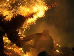 Ribuan Warga Meriahkan Perang Obor Tegalsambi, Perkuat WBTb Jepara