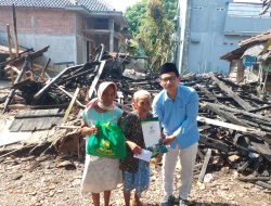 Rumah Lansia Warga Desa Ujung Pandan Welahan Ludes Terbakar, Baznas Jepara Basuh Air Mata Mbah Kandek