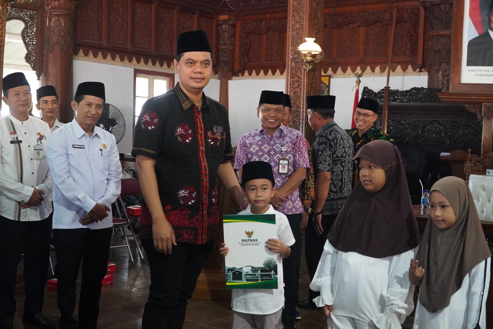 Ratusan Yatim Tiga Kecamatan Terima Santunan, Bupati: Targetnya Seluruh Anak Terurus