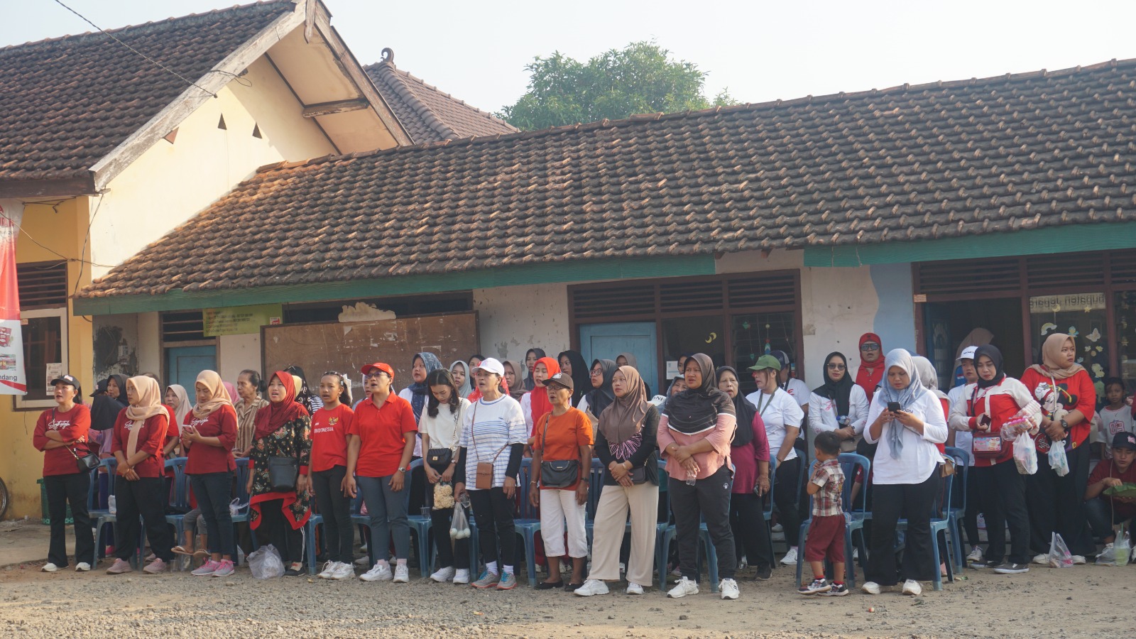 CARA Tim KKN UGM Bhavana Peduli Nelayan dan Jepara, Tanam Cemara Hingga Bagi Strip Gula Darah
