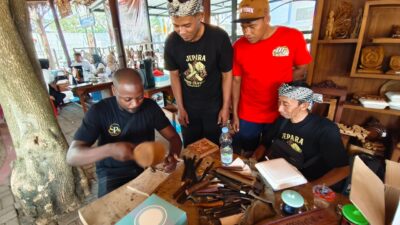 Ukir Jepara Bikin Kepincut Mahasiswa 14 Negara, Belajar Ngrancapi Hingga Nyoreti