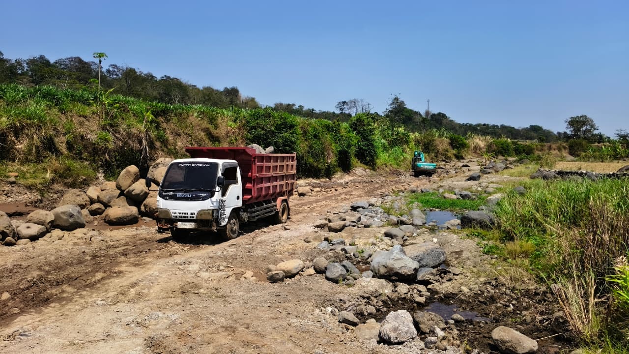 Langgar Aturan, Tambang Batu di Sungai Jlegong Distop, Sehari Capai 25 Rit