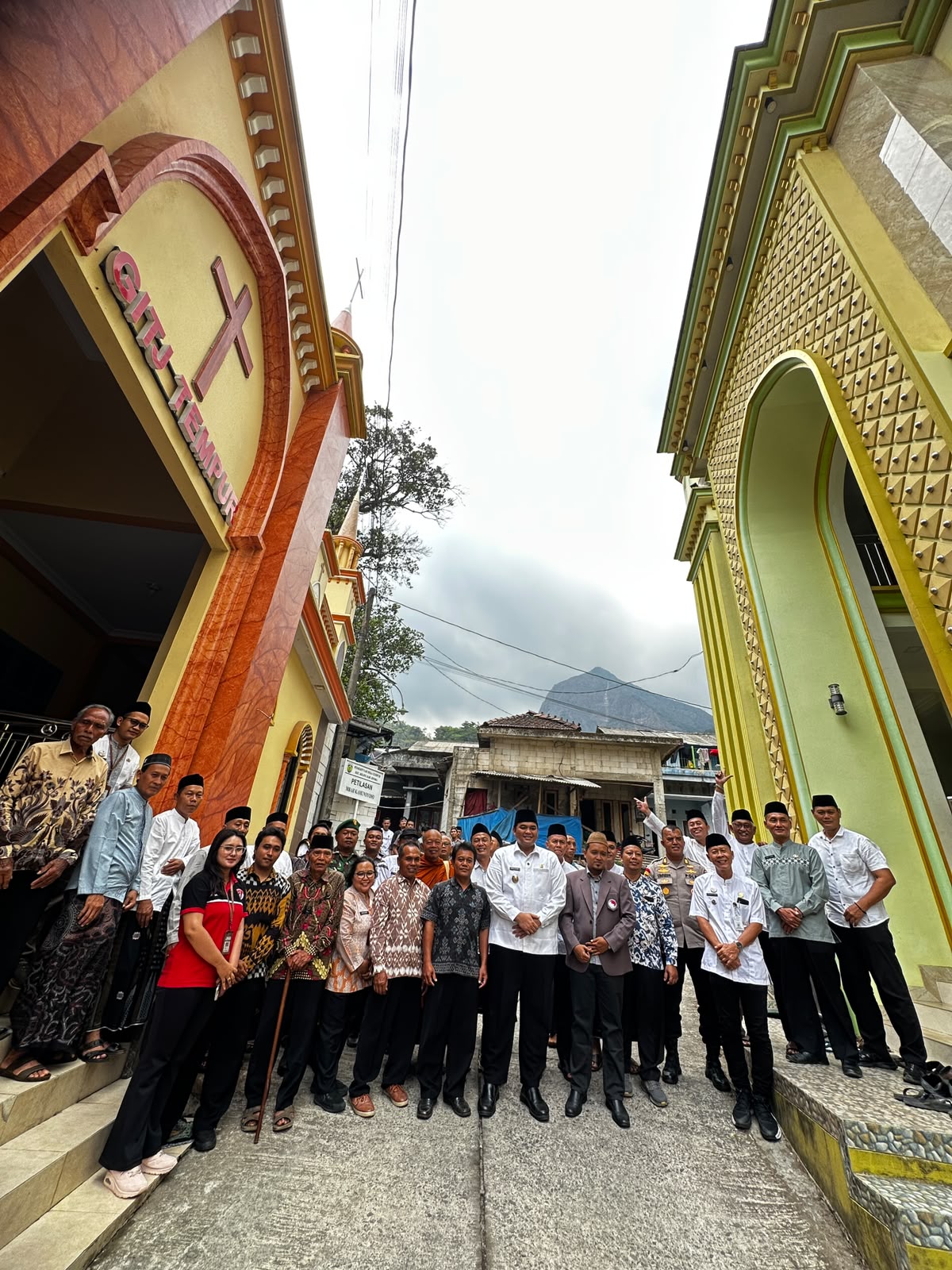Masjid dan Gereja Berhadapan dan Hanya Terpaut Jarak 3 Meter, Potret Kerukunan Antarumat Beragama di Tempur