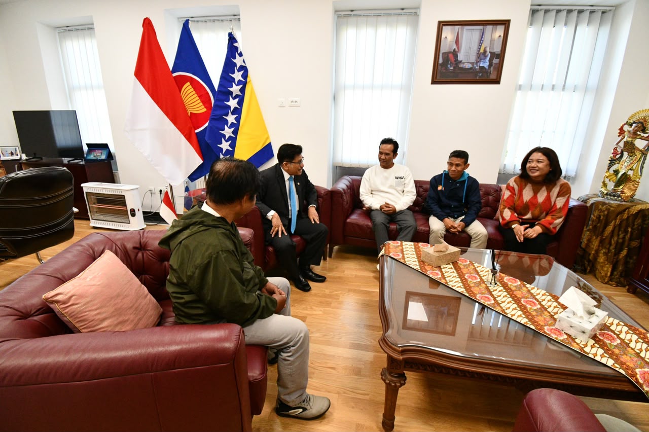 Rawat Warisan Ukir Indonesia Peninggalan Era Habibie, Tiga Pengukir Jepara Kunjungi Sarajevo