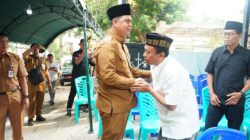 Bupati Jepara Witiarso Utomo bersalaman dengan ayah Syabilla, Tri Ajar Raharja saat bertakziah ke rumah duka, Senin (26/10/2026)