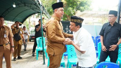 Bupati Jepara Witiarso Utomo bersalaman dengan ayah Syabilla, Tri Ajar Raharja saat bertakziah ke rumah duka, Senin (26/10/2026)