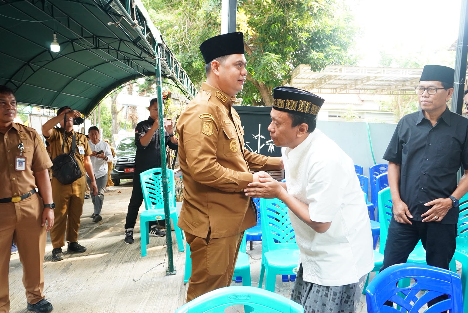 Bupati Jepara Witiarso Utomo bersalaman dengan ayah Syabilla, Tri Ajar Raharja saat bertakziah ke rumah duka, Senin (26/10/2026)